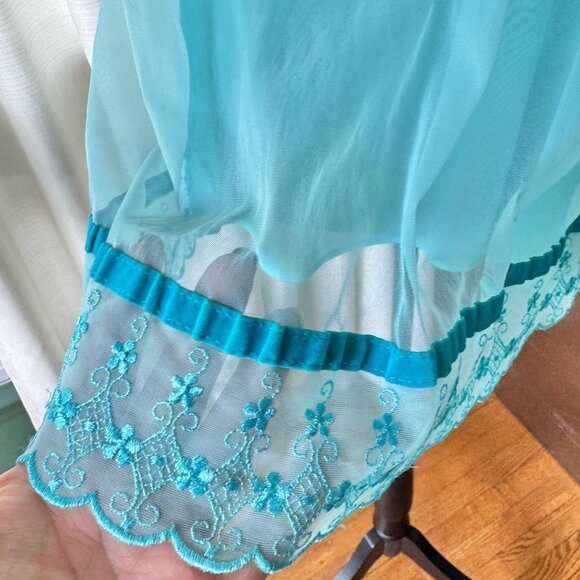 Vintage 1970s sleepwear top, turquoise negligee, sleeveless babydoll - Picture 5 of 10